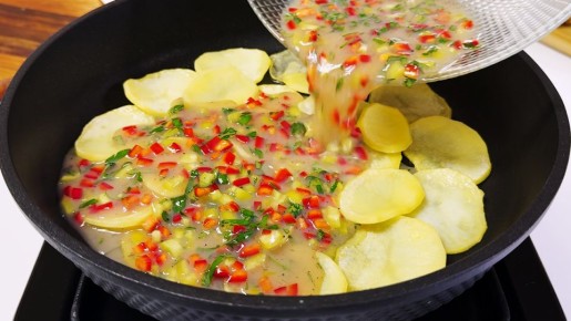 Как быстро и вкусно утром: картофельная фриттата с овощами и сыром