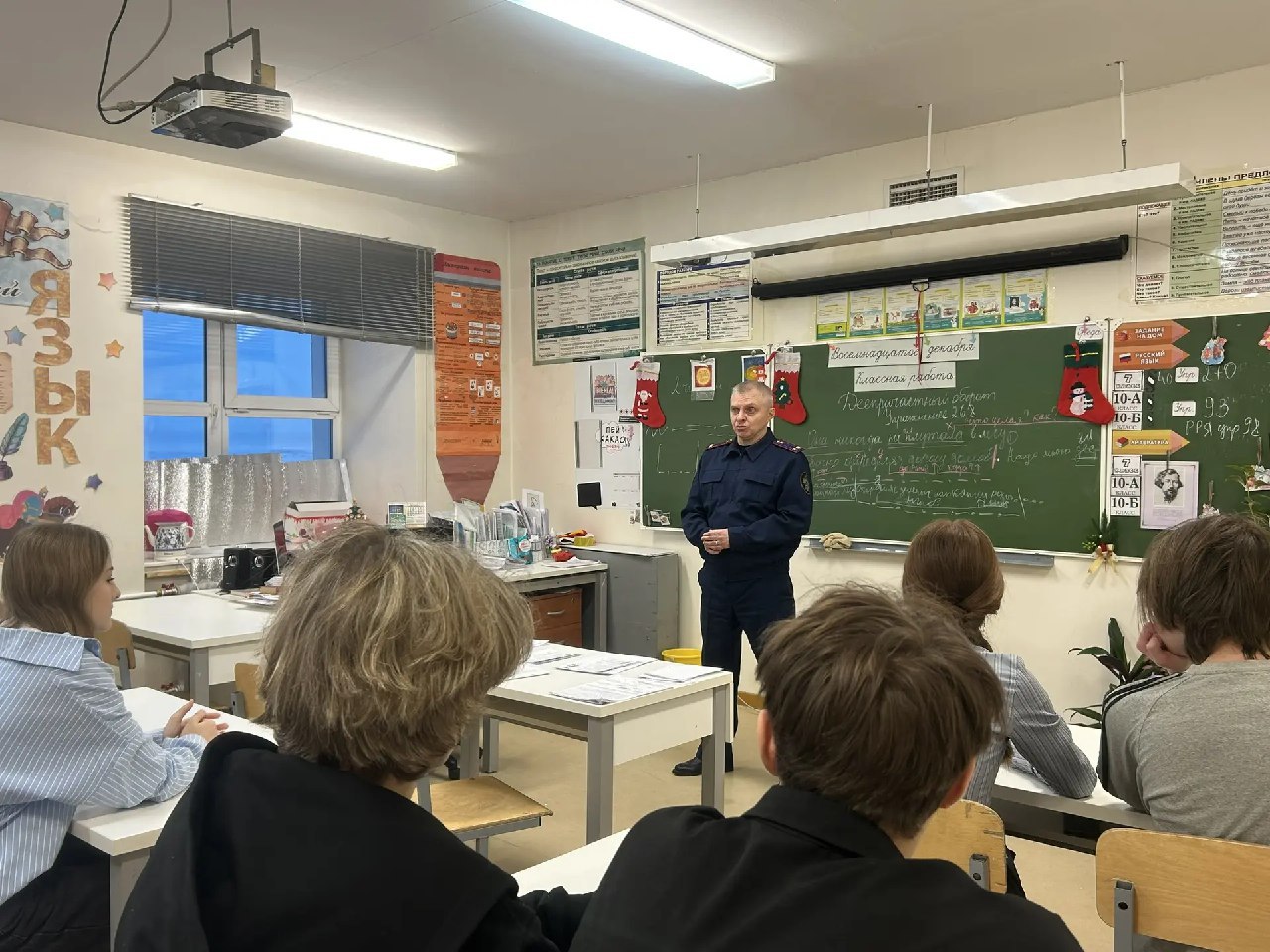 Следователь межрайонного следственного отдела провел профилактическую беседу со старшеклассниками в Угольных Копях