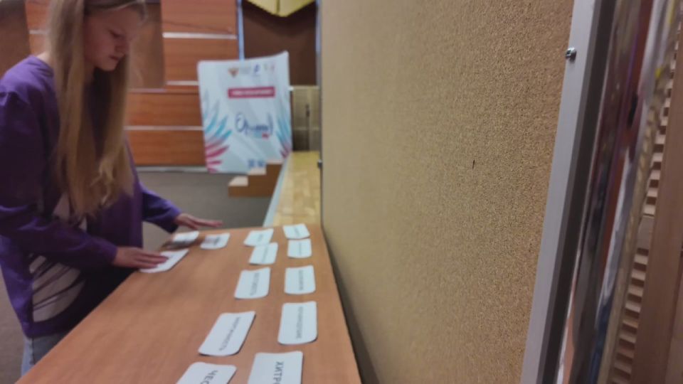 Средняя школа города Анадыря стала площадкой для маленьких Орлят и их родителей — интерактивная станционная игра «По следам Орлят» собрала семьи и подарила море эмоций!