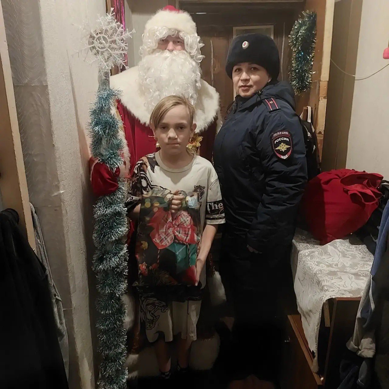 «Полицейский Дед Мороз» подарил радость семьям Анадырского района «Полицейский Дед Мороз» подарил радость семьям Анадырского района
