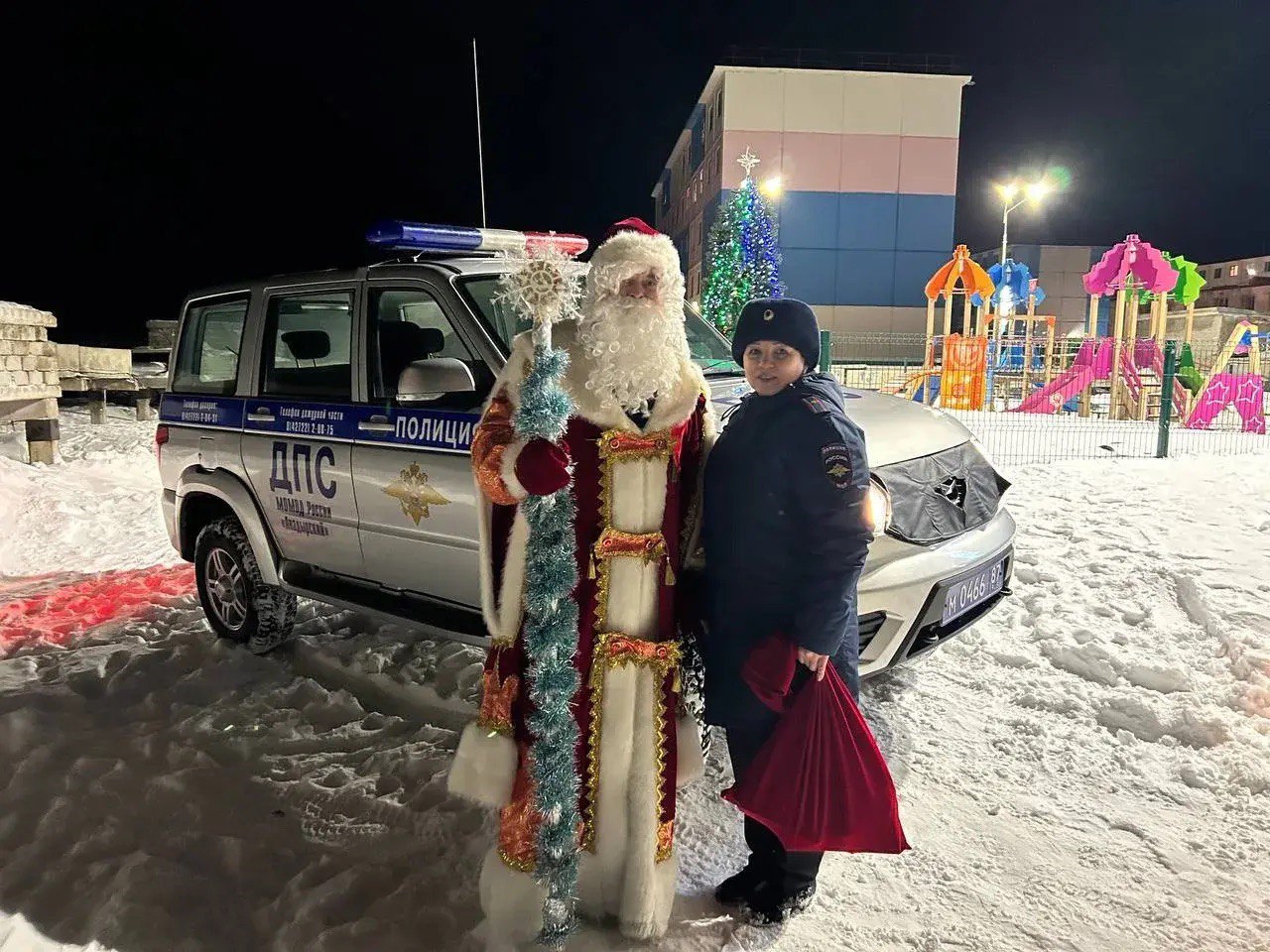 «Полицейский Дед Мороз» подарил радость семьям Анадырского района «Полицейский Дед Мороз» подарил радость семьям Анадырского района