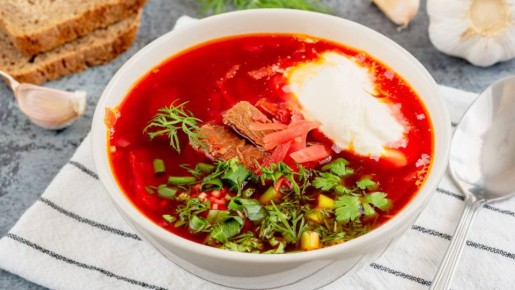 Лимон или уксус — выбор очевиден: в борщ повара добавляют лишь один продукт