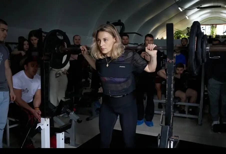 А у нас во Дворце. Пока дети лепят и поют, мы придумали чем занять взрослых, которые алчут совершить подвиг