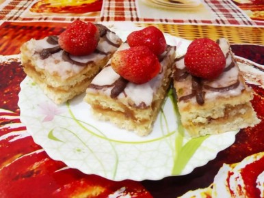 Рецепт песочных пирожных с яблочным джемом в сахарной глазури