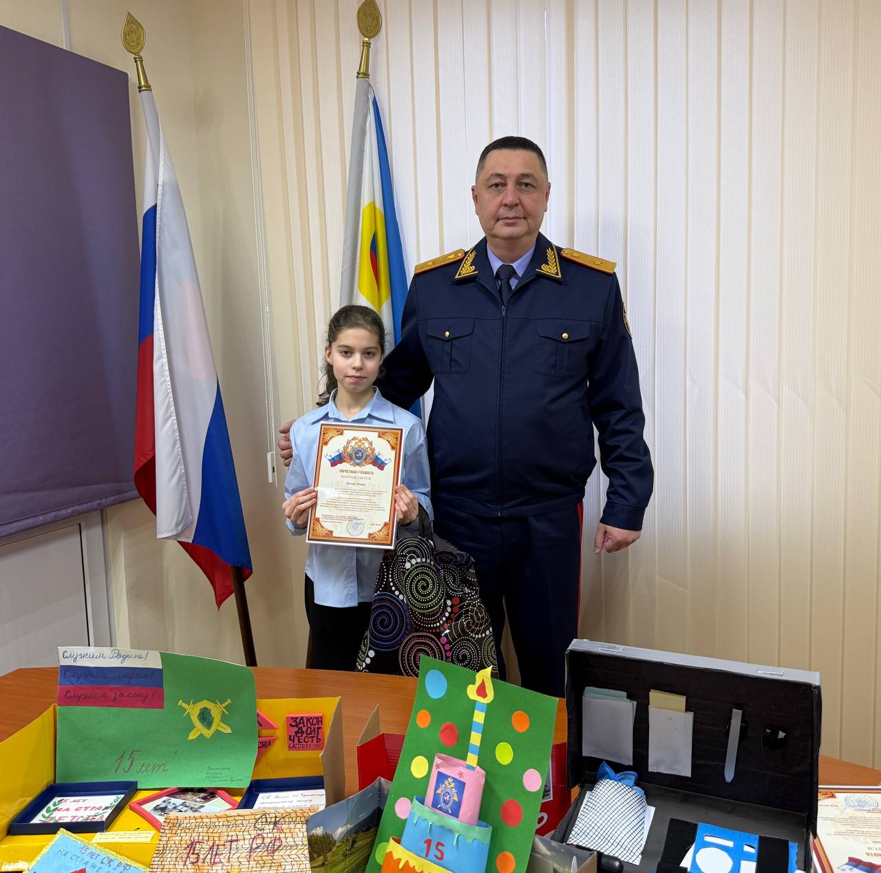 Руководитель следственного управления СК России по Чукотскому автономному округу наградил победителей конкурса детского рукоделия «15 лет на страже детства» Руководитель следственного управления СК России по Чукотскому автономному округу наградил победителей конкурса детского рукоделия «15 лет на страже детства»
