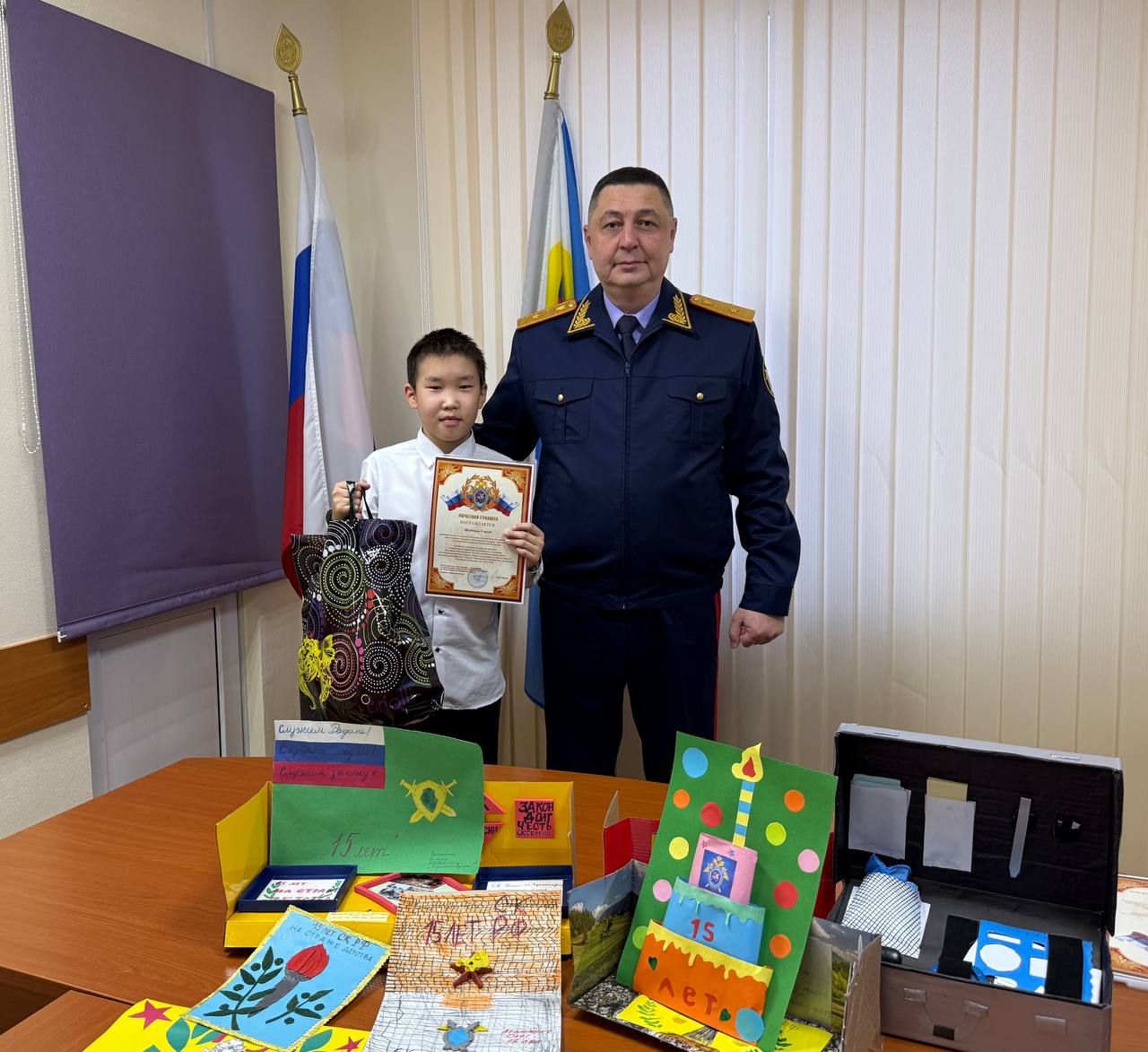 Руководитель следственного управления СК России по Чукотскому автономному округу наградил победителей конкурса детского рукоделия «15 лет на страже детства» Руководитель следственного управления СК России по Чукотскому автономному округу наградил победителей конкурса детского рукоделия «15 лет на страже детства»