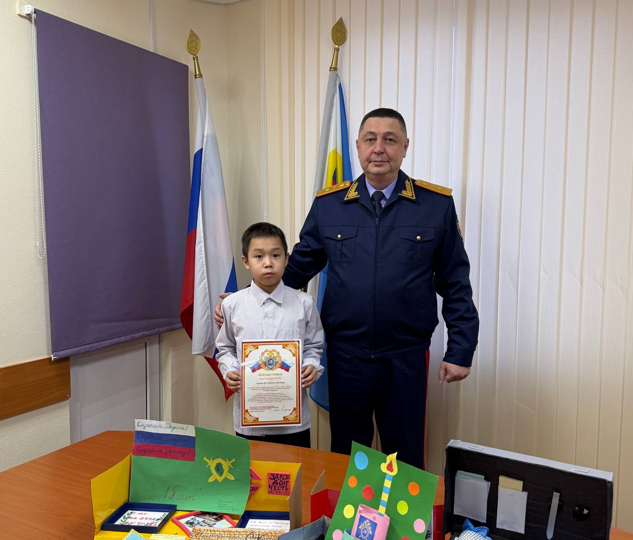 Руководитель следственного управления СК России по Чукотскому автономному округу наградил победителей конкурса детского рукоделия «15 лет на страже детства» Руководитель следственного управления СК России по Чукотскому автономному округу наградил победителей конкурса детского рукоделия «15 лет на страже детства»