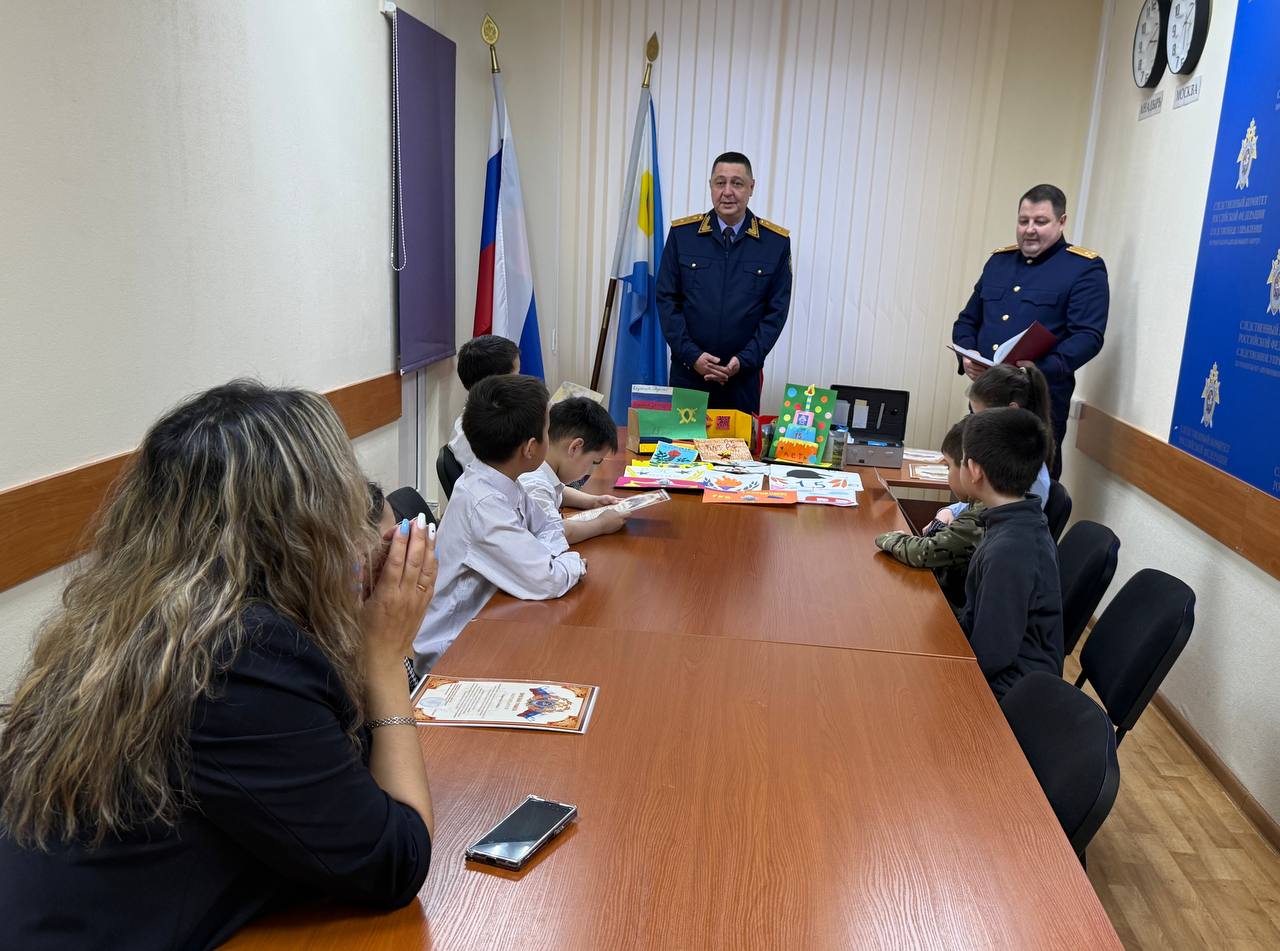 Руководитель следственного управления СК России по Чукотскому автономному округу наградил победителей конкурса детского рукоделия «15 лет на страже детства»