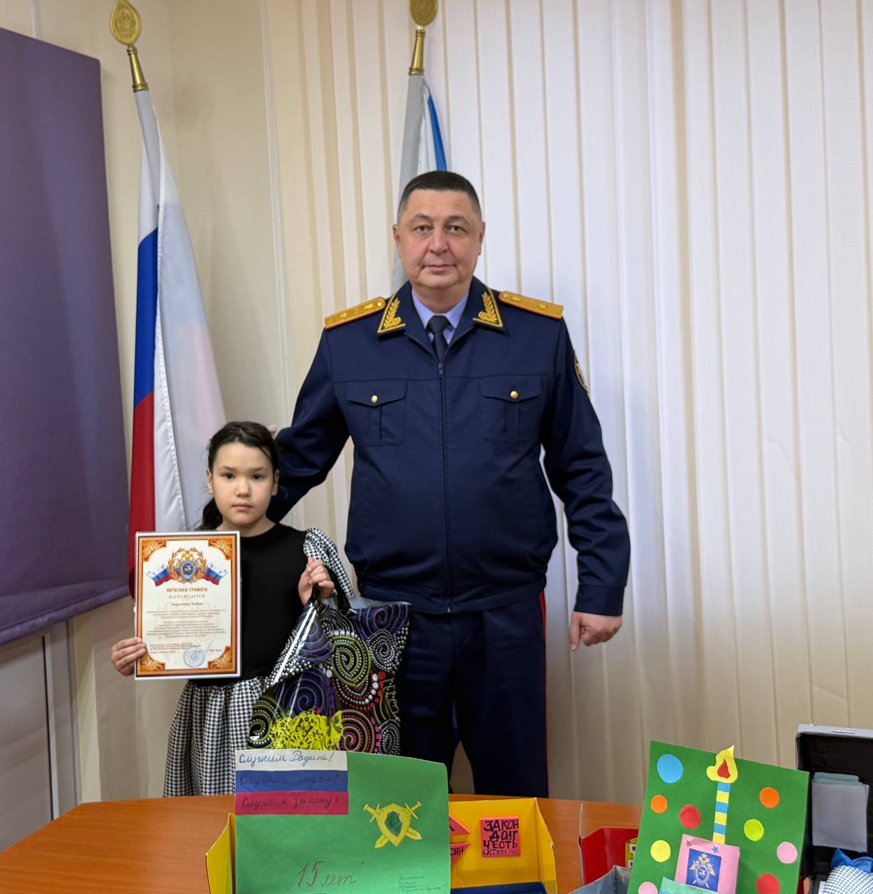 Руководитель следственного управления СК России по Чукотскому автономному округу наградил победителей конкурса детского рукоделия «15 лет на страже детства» Руководитель следственного управления СК России по Чукотскому автономному округу наградил победителей конкурса детского рукоделия «15 лет на страже детства»