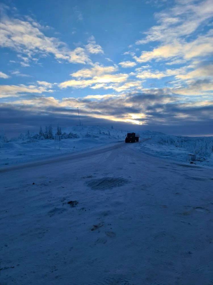 Сквозь снега Чукотки: колонна тягачей Sever Truck на пути к Эгвекиноту Сквозь снега Чукотки: колонна тягачей Sever Truck на пути к Эгвекиноту