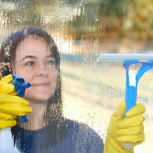 Как перекись водорода возвращает стеклам и зеркалам идеальную чистоту: быстрый и недорогой лайфхак