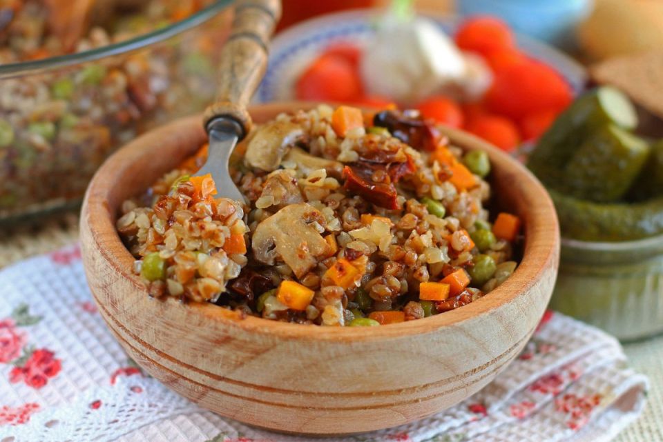 Ароматная гречка с грибами и овощами: простой рецепт для любого стола