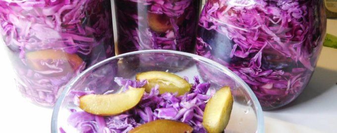 Красная капуста со сливами: неожиданное сочетание для яркой закуски