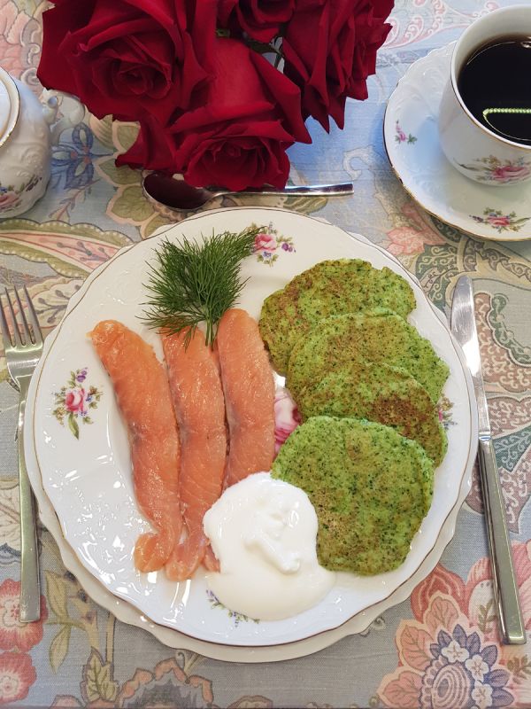 Яркий завтрак: Оладьи из брокколи с сёмгой