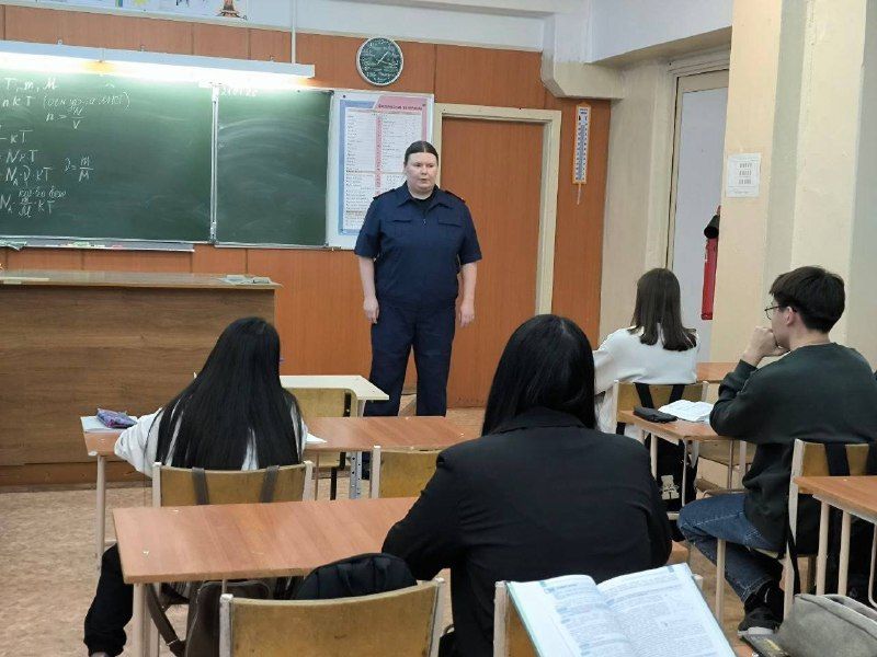 В посёлке Провидения следователь межрайонного следственного отдела провела урок правовой грамотности для старшеклассников