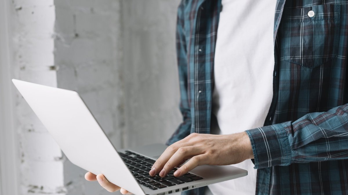 Спокойно с техникой — на полках не пустеет: упрощённый ввоз смартфонов и компьютеров продлили