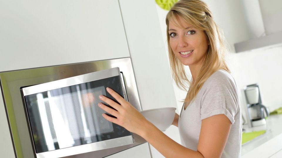 Еда всегда будет равномерно прогреваться в микроволновке: добавьте в нее вот что