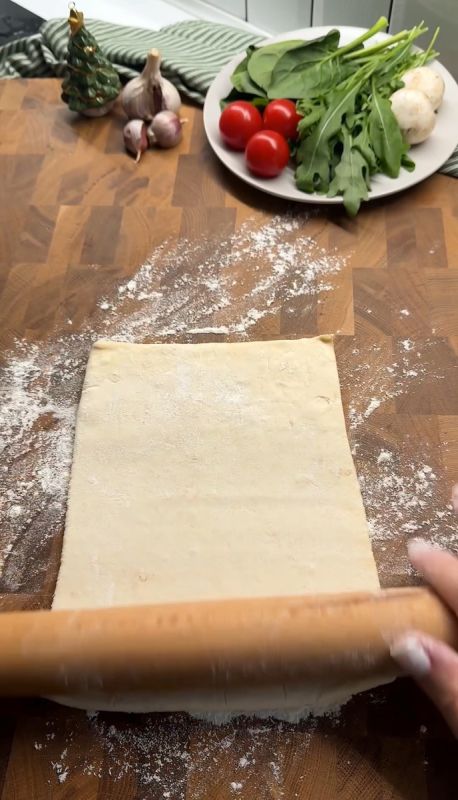 Пирог из слоеного теста с рыбной и гранатовой начинкой — спокойное угощение для дома