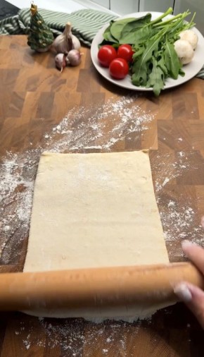 Пирог из слоеного теста с рыбной и гранатовой начинкой — спокойное угощение для дома