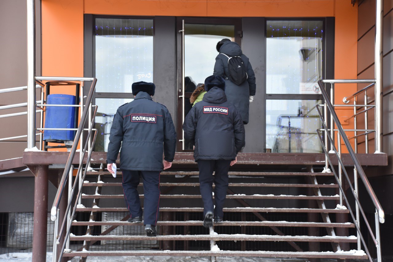 Руководство окружного Управления МВД России поздравило сотрудников подразделений по охране общественного порядка с профессиональным праздником Руководство окружного Управления МВД России поздравило сотрудников подразделений по охране общественного порядка с профессиональным праздником