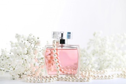 Парфюмерные тренды: как ароматы 90-х снова завоевывают сердца модниц