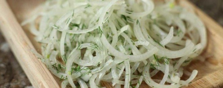 Луковый салат с уксусом: простой гарнир, который дополнит любое мясное блюдо