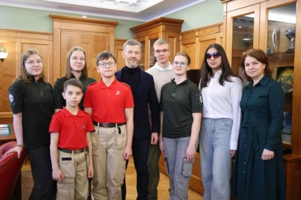 Владислав Кузнецов встретился с молодежным крылом волонтерского движения «Узелки Победы»