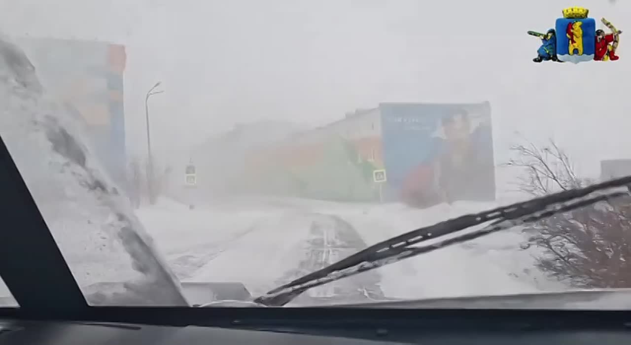 Нетипично сильный для Анадыря ветер сорвал часть кровель и фасадов с домов