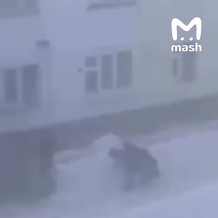 Мощный ветер сносит крыши и сбивает людей с ног на Чукотке — жители ползут по улицам на четвереньках, листы железа летают и валят прохожих