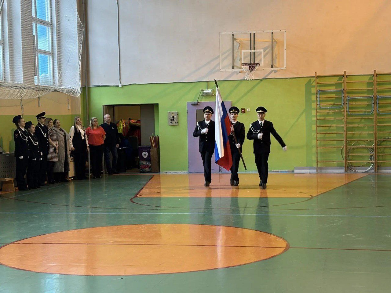 В минувшую пятницу кадеты ГИБДД приняли участие в торжественных линейках для пятых и восьмых классов, приуроченных к смотру строя и песни в честь Дня защитника Отечества В минувшую пятницу кадеты ГИБДД приняли участие в торжественных линейках для пятых и восьмых классов, приуроченных к смотру строя и песни в честь Дня защитника Отечества