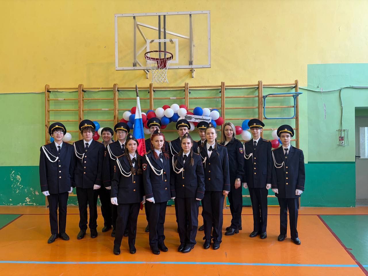 В минувшую пятницу кадеты ГИБДД приняли участие в торжественных линейках для пятых и восьмых классов, приуроченных к смотру строя и песни в честь Дня защитника Отечества