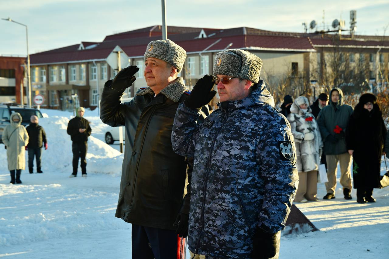 Руководитель следственного управления СК России по Чукотскому автономному округу почтил память героев в День защитника Отечества Руководитель следственного управления СК России по Чукотскому автономному округу почтил память героев в День защитника Отечества