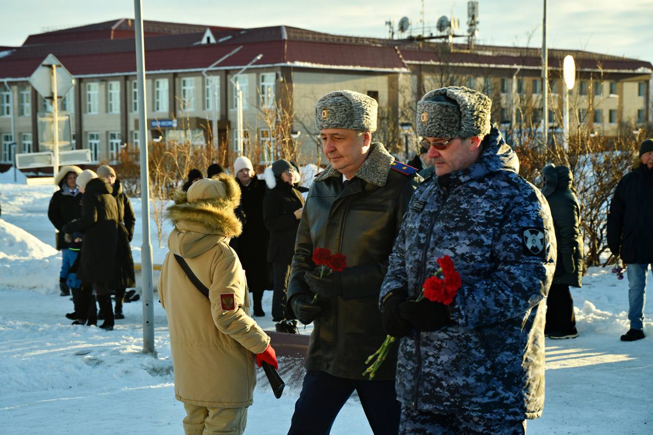 Руководитель следственного управления СК России по Чукотскому автономному округу почтил память героев в День защитника Отечества Руководитель следственного управления СК России по Чукотскому автономному округу почтил память героев в День защитника Отечества