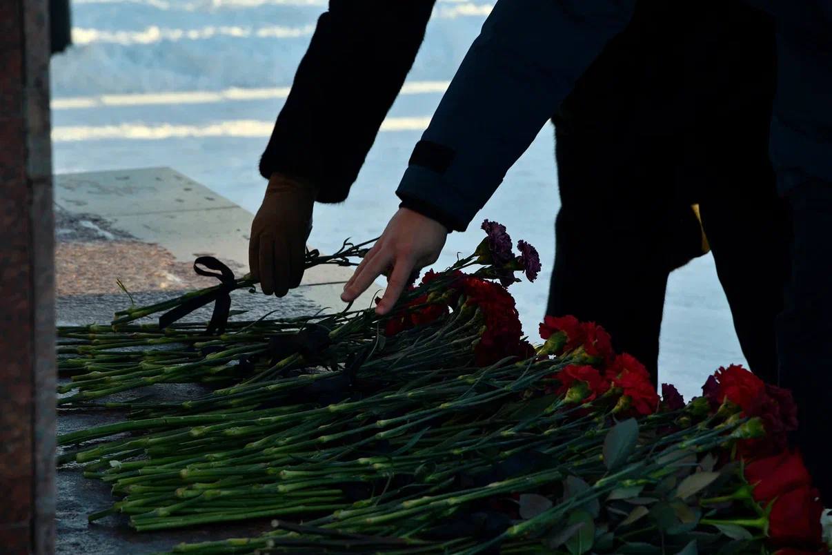 Руководитель следственного управления СК России по Чукотскому автономному округу почтил память героев в День защитника Отечества Руководитель следственного управления СК России по Чукотскому автономному округу почтил память героев в День защитника Отечества