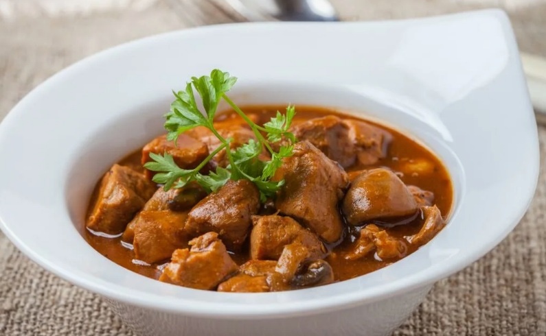 Как приготовить свиной гуляш: простой и вкусный рецепт