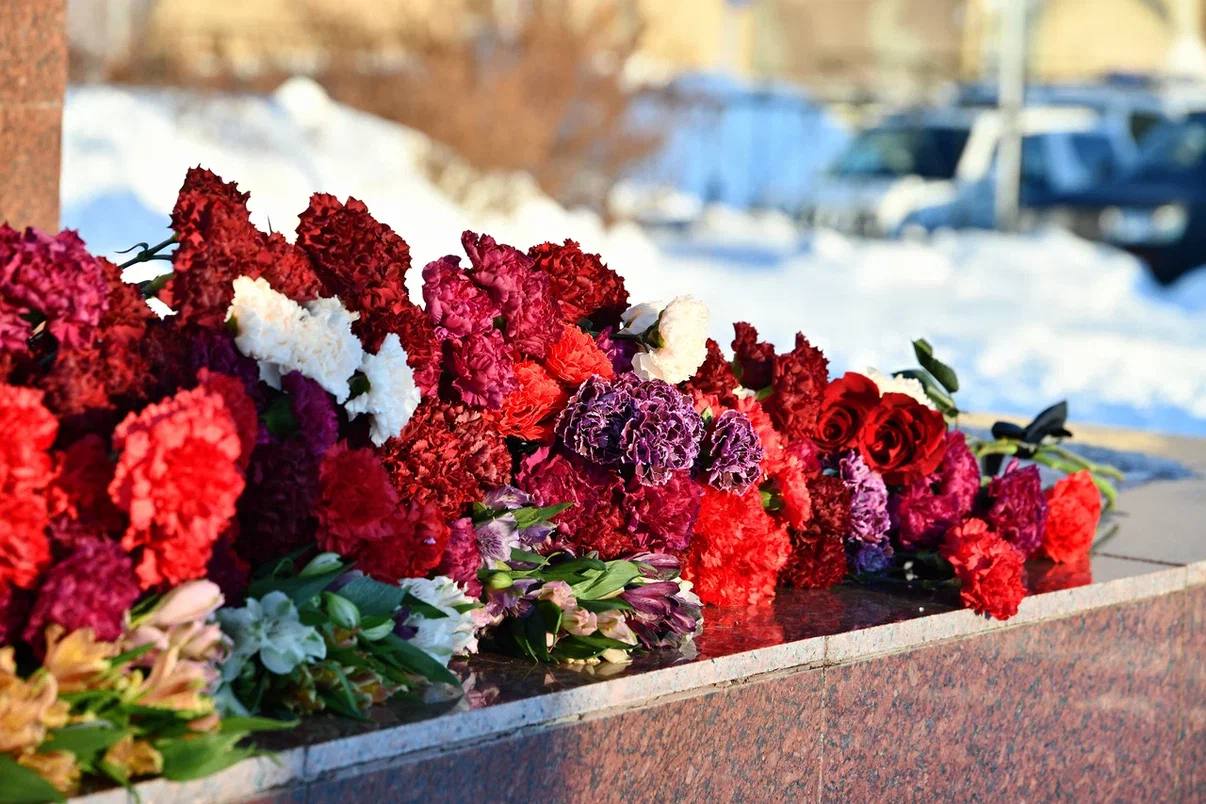 Руководитель следственного управления СК России по Чукотскому автономному округу почтил память героев в День защитника Отечества Руководитель следственного управления СК России по Чукотскому автономному округу почтил память героев в День защитника Отечества