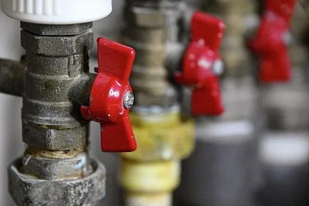 Верховный Суд обновил правила: коммунальщики обязаны компенсировать ущерб за некачественные услуги