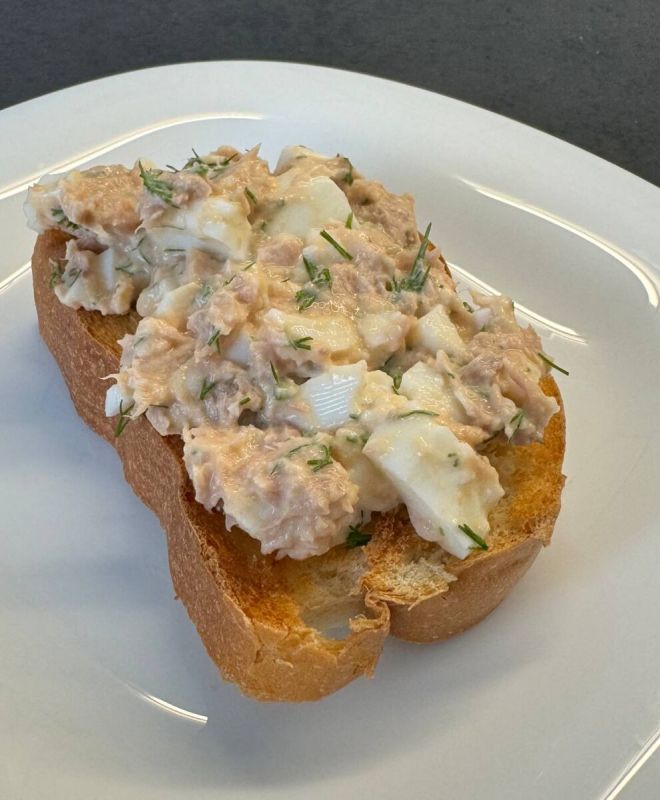 Завтрак за 5 минут: вкусный тост с тунцом и яйцом