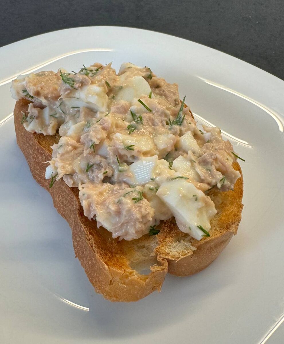 Завтрак за 5 минут: вкусный тост с тунцом и яйцом