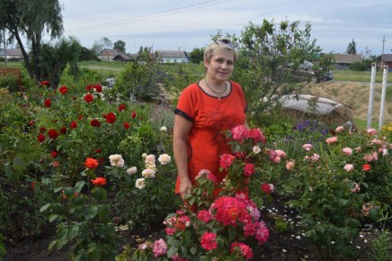 Селянка создает цветущий оазис с редкими растениями