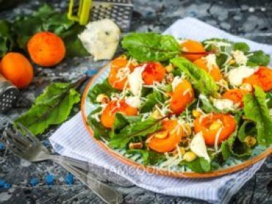 Нежный салат с абрикосами и сыром Дор Блю для яркого ужина