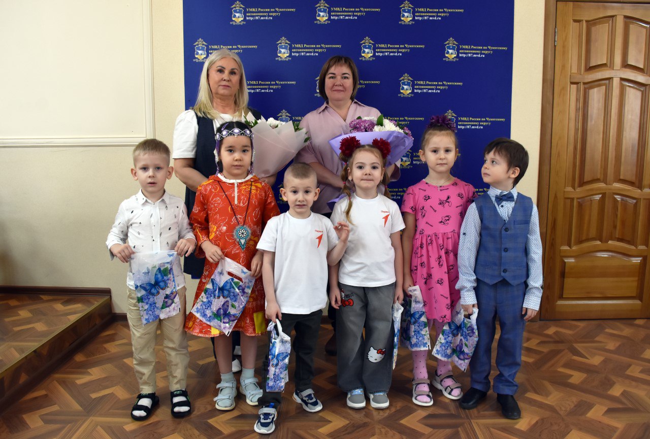 Дети из детского сада «Ладушки» поздравили женщин из окружного Управления МВД с Международным женским днём Дети из детского сада «Ладушки» поздравили женщин из окружного Управления МВД с Международным женским днём