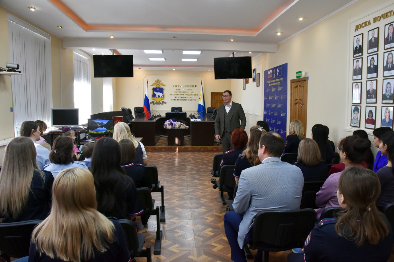 Дети из детского сада «Ладушки» поздравили женщин из окружного Управления МВД с Международным женским днём