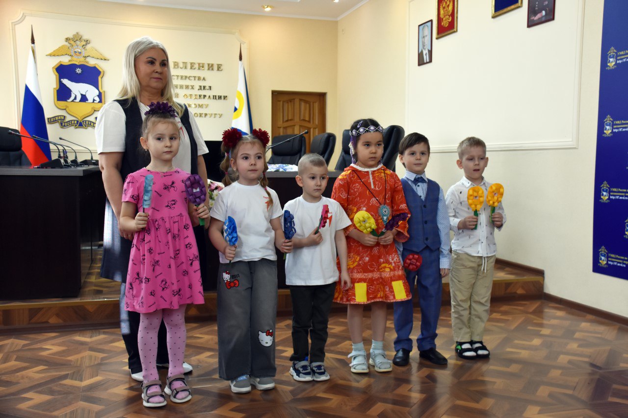 Дети из детского сада «Ладушки» поздравили женщин из окружного Управления МВД с Международным женским днём Дети из детского сада «Ладушки» поздравили женщин из окружного Управления МВД с Международным женским днём