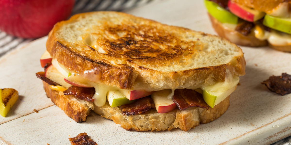 Необычные сэндвичи с яблоками, сыром и беконом: взрыв вкусов на вашем столе