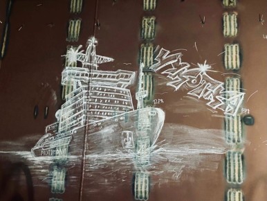 "Чукотка" в меле. Такое граффити скрывает одна из переборок строящегося серийного универсального атомного ледокола "Чукотка"