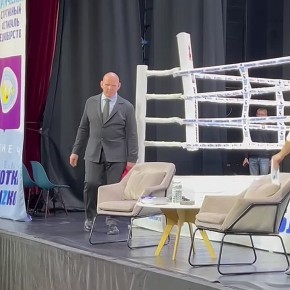 А в Окружном Доме народного творчества прямо сейчас начинается встреча с легендой — Александром Карелиным