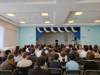 В Анадыре прошёл классный час о безопасности: школьникам рассказали, как вести себя в сети и в обществе