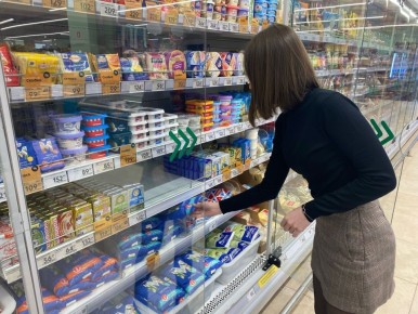 Почему не стоит выбрасывать продукты: что можно есть после срока годности