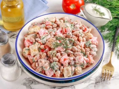 Нежный салат с сёмгой и хрустящими сухариками для кулинарного вдохновения